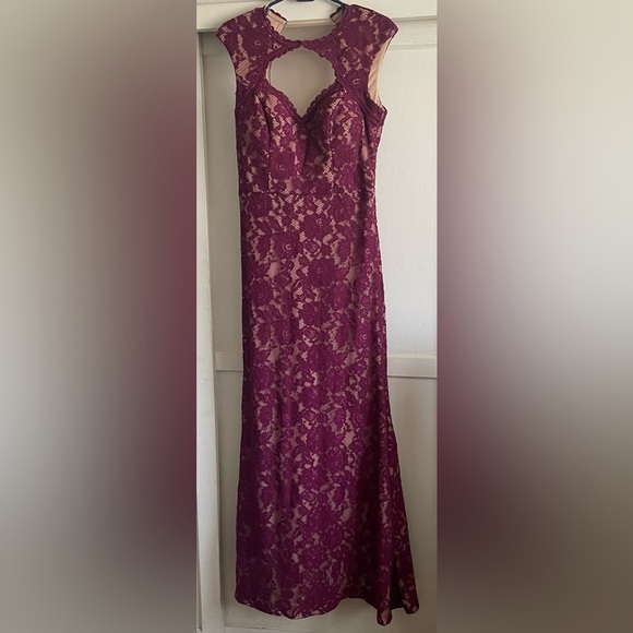 Xscape Cutout Lace Purple Gown. Pre-Owned. - Picture 4 of 9
